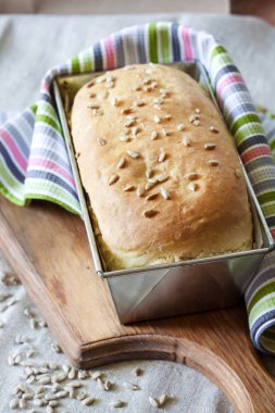 Beyaz Maya ekmek ayçiçeği tohumu ile form pişirme teneke içinde