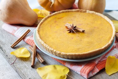 Tarçın pumkings arka plan, bir tablo ile ev yapımı baharatlı kabak pasta