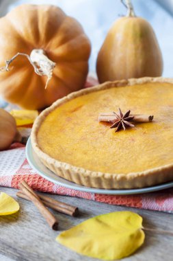 Tarçın pumkings arka plan, bir tablo ile ev yapımı baharatlı kabak pasta