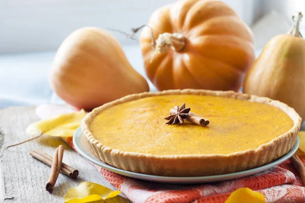 Tarçın pumkings arka plan, bir tablo ile ev yapımı baharatlı kabak pasta