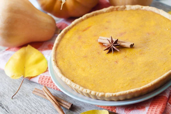 Tarçın pumkings arka plan, bir tablo ile ev yapımı baharatlı kabak pasta