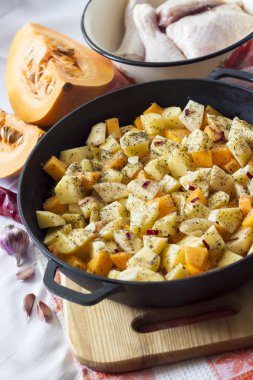 One-pot yemek - tavuk uyluk ve bacaklar patates ve kabak ile dökme demir tavada pişmiş