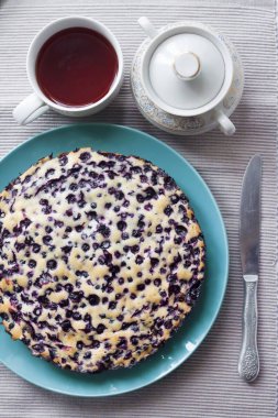 Ev yapımı yaban mersinli pasta portre mavi plaka üzerinde 