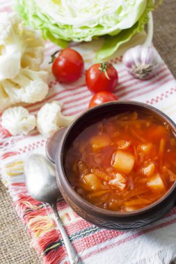 Vejetaryen domates çorbası lahana ve karnabahar bir rustik seramik kase