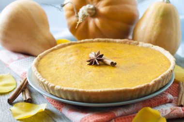 Tarçın pumkings arka plan, bir tablo ile ev yapımı baharatlı kabak pasta
