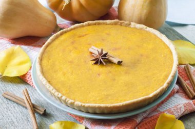 Tarçın pumkings arka plan, bir tablo ile ev yapımı baharatlı kabak pasta