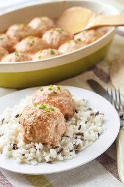 Kremalı Domates soslu beyaz tabakta pilavlı tavuk köfte