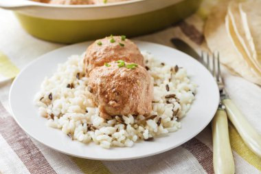 Kremalı Domates soslu beyaz tabakta pilavlı tavuk köfte