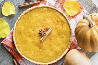 Tarçın pumkings arka plan, bir tablo ile ev yapımı baharatlı kabak pasta