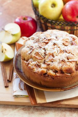 Arka plaka ve yeşil ve kırmızı elma tarçın ile ev yapımı elma pasta