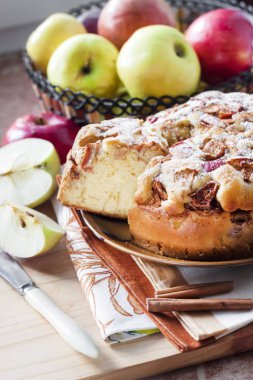 Arka plaka ve yeşil ve kırmızı elma tarçın ile ev yapımı elma pasta