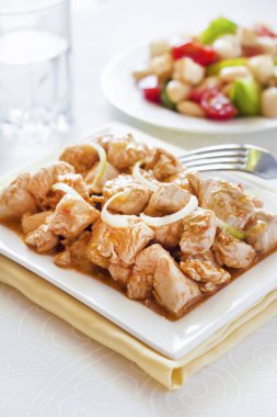 Türkiye güveç domates hardal sos soğan kare plaka ve arka planda renkli domates salatası ile