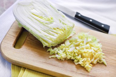 Çince lahana, Mısır ve Çin lahanası yarı ahşap kesme tahtası üzerinde kesme surimi salata - pişirme