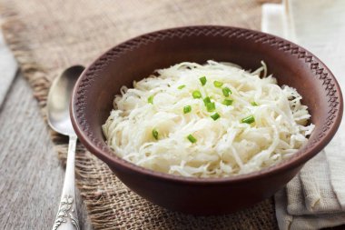 Rustik kase yeşil soğan ile lahana turşusu