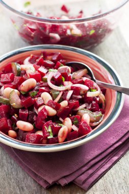 Pancar, barbunya fasulyesi ve turşu salatası salata sosu ile giyinmiş