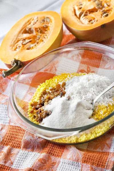 Raw Gewassen Gierst Rijst Rozijnen Een Glas Pan Tijdens Het — Stockfoto