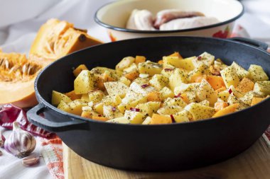 One-pot yemek - tavuk uyluk ve bacaklar patates ve kabak ile dökme demir tavada pişmiş