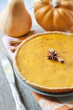 Tarçın pumpkings arka plan, bir tablo ile ev yapımı baharatlı kabak pasta