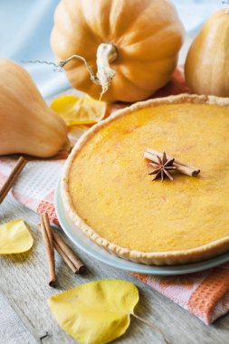 Tarçın pumpkings arka plan, bir tablo ile ev yapımı baharatlı kabak pasta