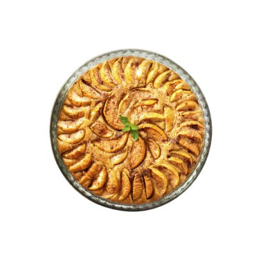 Elmalı turta ile izole kırpma yolu beyaz zemin üzerine tarçın ve zemin badem