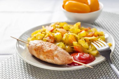 Zerdeçal ve kimyon ve ahşap bir şiş kebap ile haşlanmış sebze