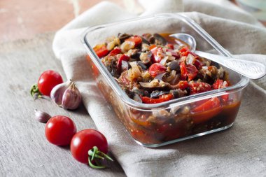 Patlıcan, kırmızı biber ve domates ile Sebze Güveç