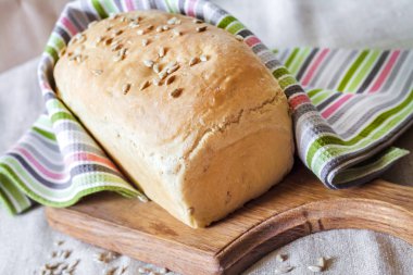 Ahşap oyun tahtası ayçiçeği tohumu ile beyaz Maya ekmek