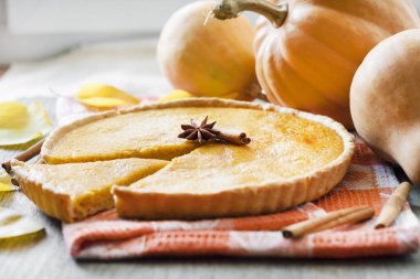 Ev yapımı baharatlı kabak pasta kabak arka plan, bir masada tarçın ile