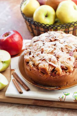 Arka plaka ve yeşil ve kırmızı elma tarçın ile ev yapımı elma pasta