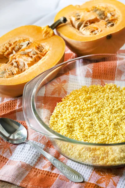 Ruwe Gewassen Gierst Een Glas Pan Tijdens Het Koken Van — Stockfoto