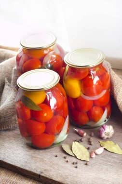 Ev yapımı domates turşulu cam kavanozlar, metal kapakla mühürlenmiş.