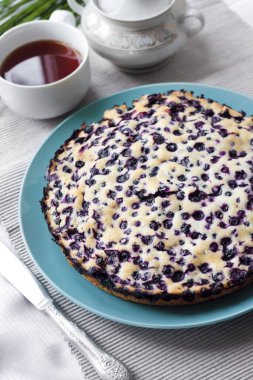 Ev yapımı yaban mersinli pasta portre mavi plaka üzerinde 