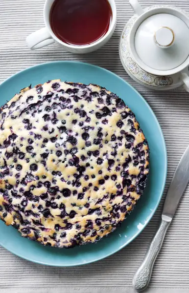 Ev yapımı yaban mersinli pasta portre mavi plaka üzerinde 