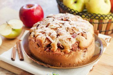 Arka plaka ve yeşil ve kırmızı elma tarçın ile ev yapımı elma pasta