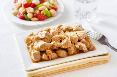 Türkiye güveç domates hardal sos soğan kare plaka ve arka planda renkli domates salatası ile