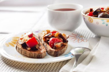 Sebze Güveç patlıcan, kırmızı biber ve domates kızarmış çavdar ekmeği ve arka plan üzerinde çay