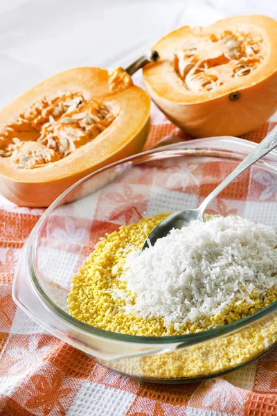 Raw Gewassen Gierst Rijst Een Glas Pan Tijdens Het Koken — Stockfoto