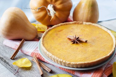 Tarçın pumkings arka plan, bir tablo ile ev yapımı baharatlı kabak pasta