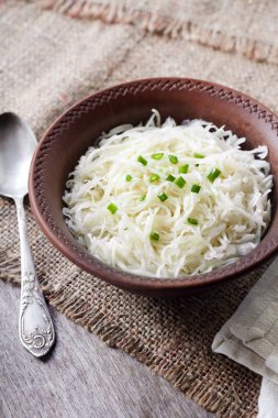 Rustik kase yeşil soğan ile lahana turşusu