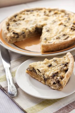 Mantar ve peynir ile tart tavuk dilim