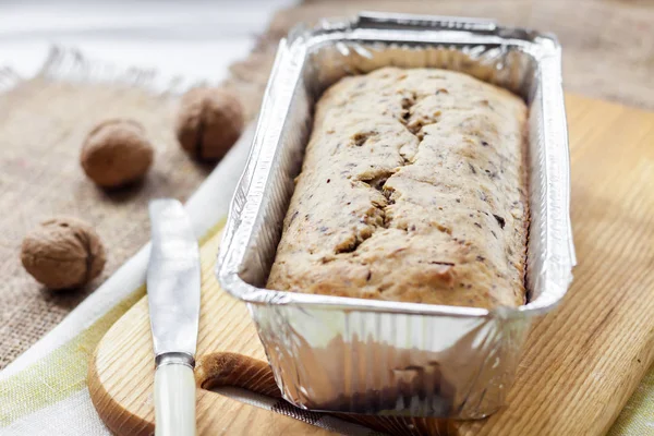 Pastel Plátano Con Nueces Chocolate Negro Estaño Aluminio Para Hornear — Foto de Stock