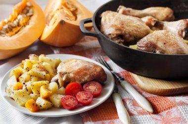 One-pot yemek - tavuk uyluk ve bacaklar patates ve dökme demir tavada pişmiş kabak ile
