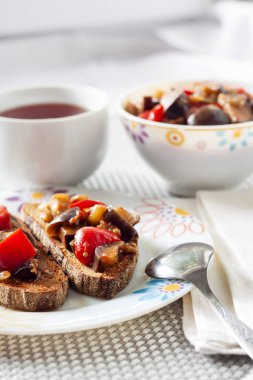 Patlıcan, kırmızı biber ve domates kızarmış çavdar ekmeği ile Sebze Güveç