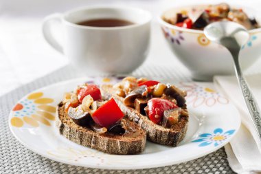 Patlıcan, kırmızı biber ve domates kızarmış çavdar ekmeği ile Sebze Güveç