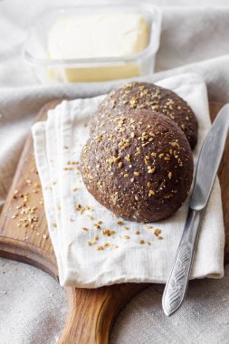 Ev yapımı çavdar ekmeği linseeds, susam ve ahşap tahta üzerinde beyaz haşhaş tohumu
