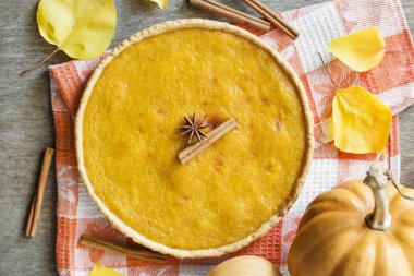 Tarçın kabaklar arka plan, bir tablo ile ev yapımı baharatlı kabak pasta. Düz yatıyordu, en iyi görünümü