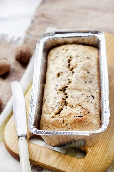 Pastel Plátano Con Nueces Chocolate Negro Estaño Aluminio Para Hornear — Foto de Stock