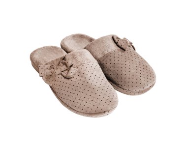 Çift izole kırpma yolu ile beyaz arka plan üzerinde yay ile rahat bej ev terliği