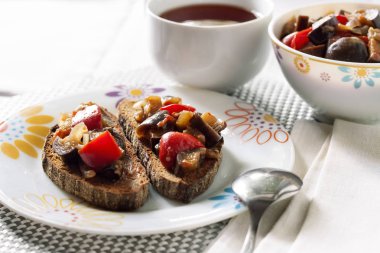Patlıcan, kırmızı biber ve domates kızarmış çavdar ekmeği ile Sebze Güveç