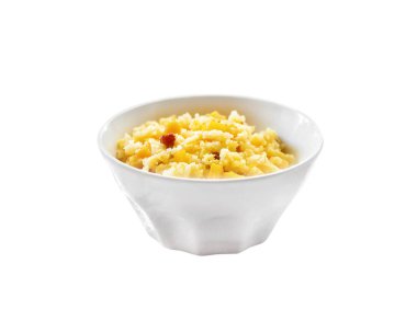 Tatlı sütlü darı ve pirinç lapası kabak ve izole bir kase kuru üzüm ile